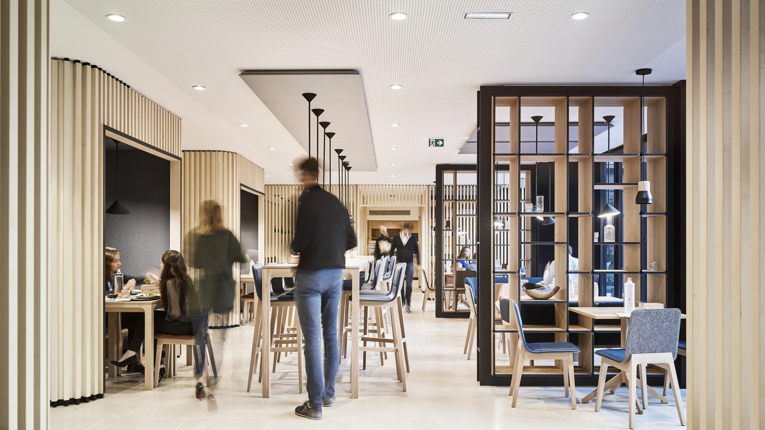 Modern bedrijfsrestaurant ingericht als foodhub voor hybride werken